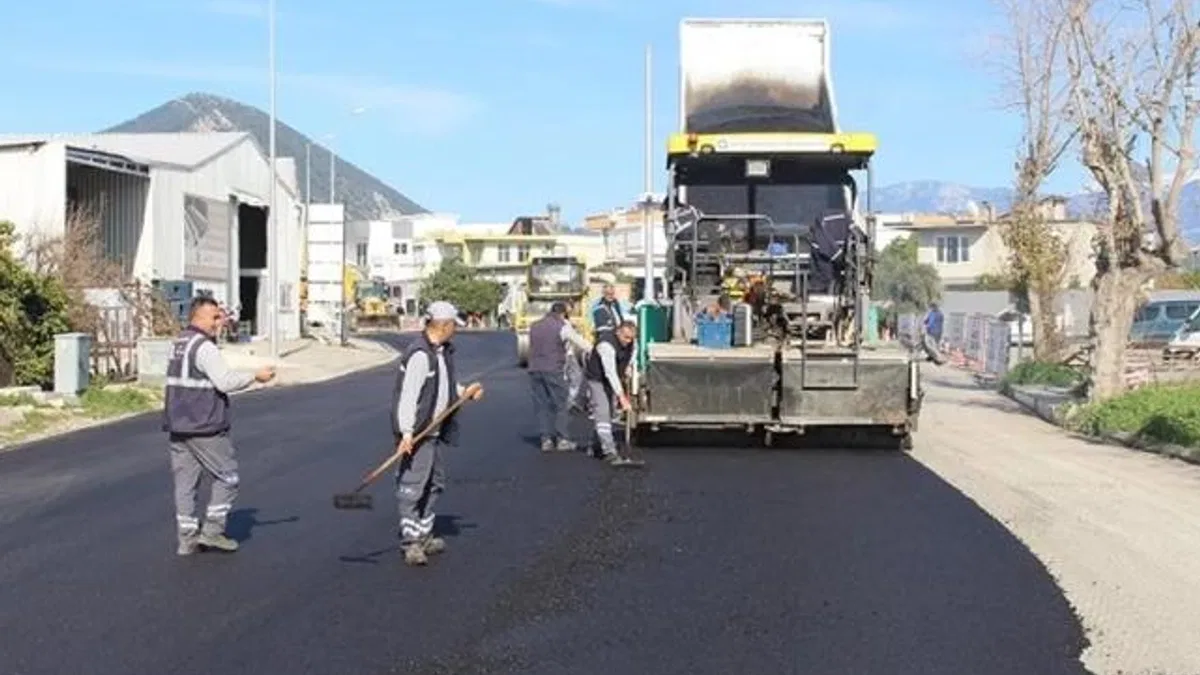 Finike’nin ana arterleri sıcak asfalt ile kaplanıyor