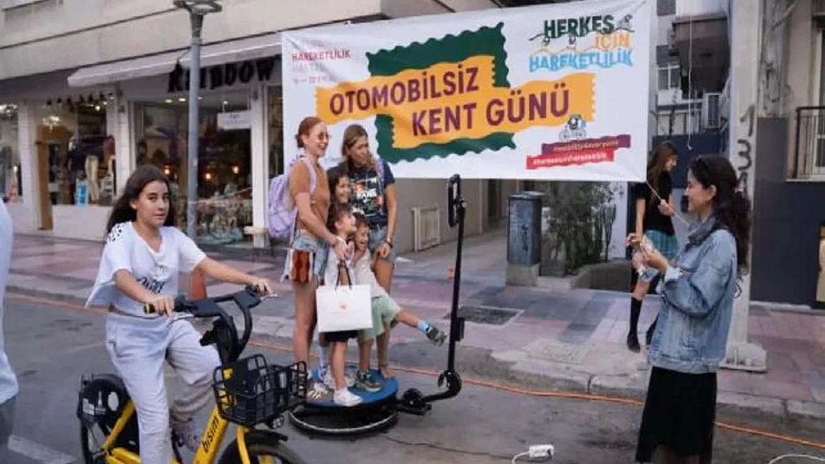 İzmir’de yayalardan 'Otomobilsiz Kent Günü' keyfi