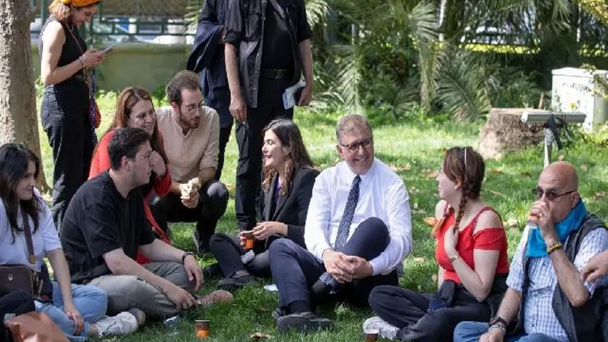 İzmir'de Başkan Tugay'dan gençlere destek