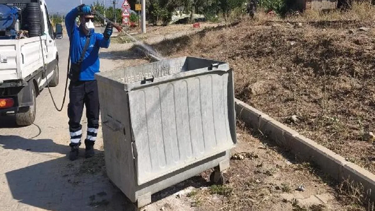 İzmir Büyükşehir'in ilaçlama ekibi 30 ilçede iş başında