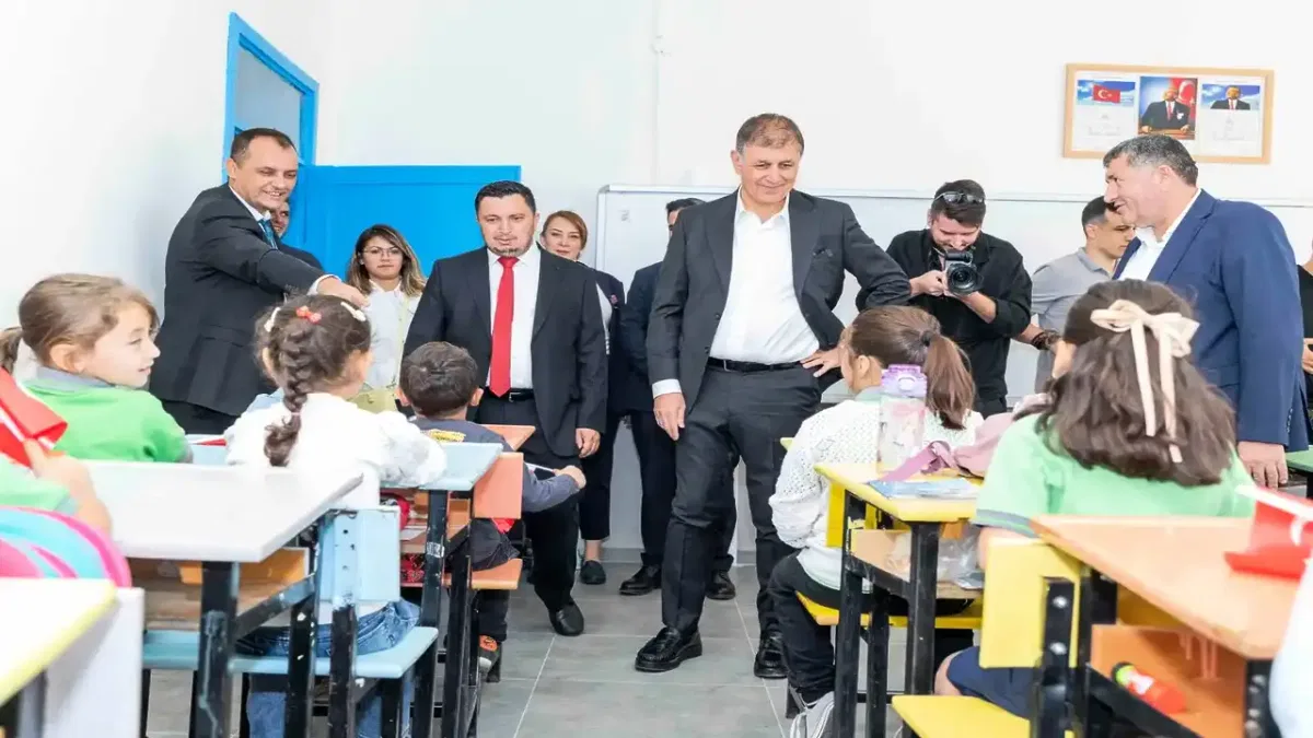 İzmir'de yenilenen köy okulunda çocuklar bayram etti