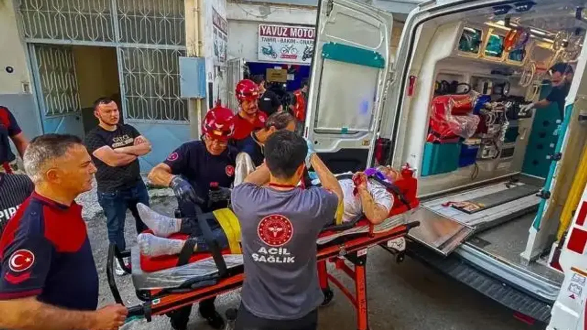 İzmir'de apartman boşluğuna düşen vatandaşı itfaiye kurtardı