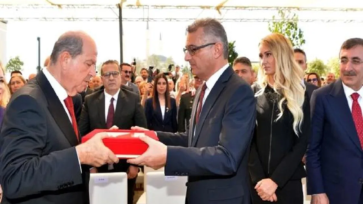 KKTC'de devir teslim tamam! Erhürman görevi Tatar'dan devraldı