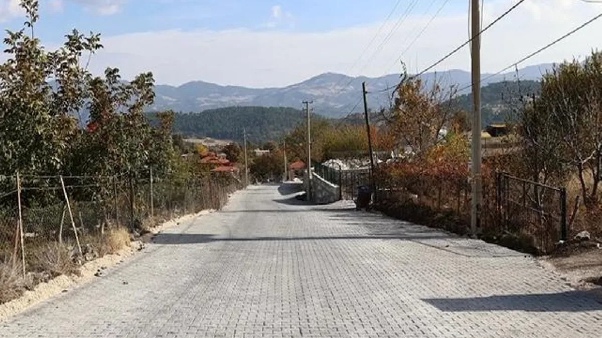 Denizli'de kilit parke çalışmalarıyla modern yol konforu