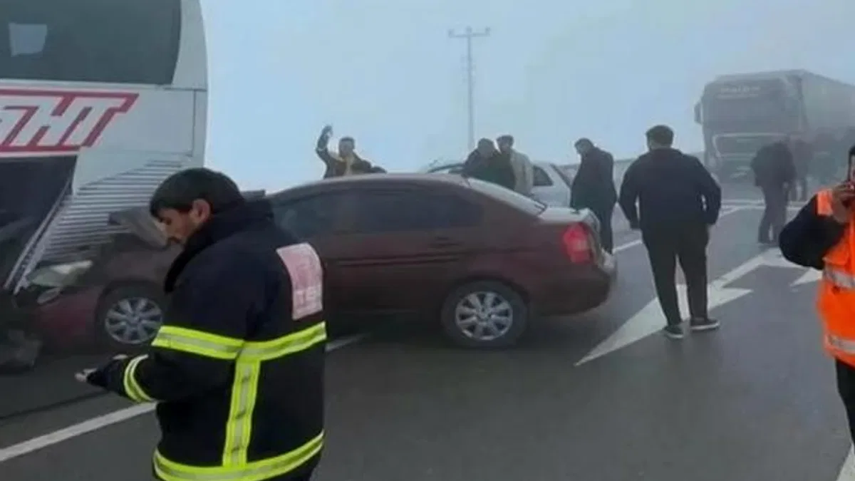 Sivas–Kayseri Karayolu’nda yoğun sis zincirleme kazaya yol açtı