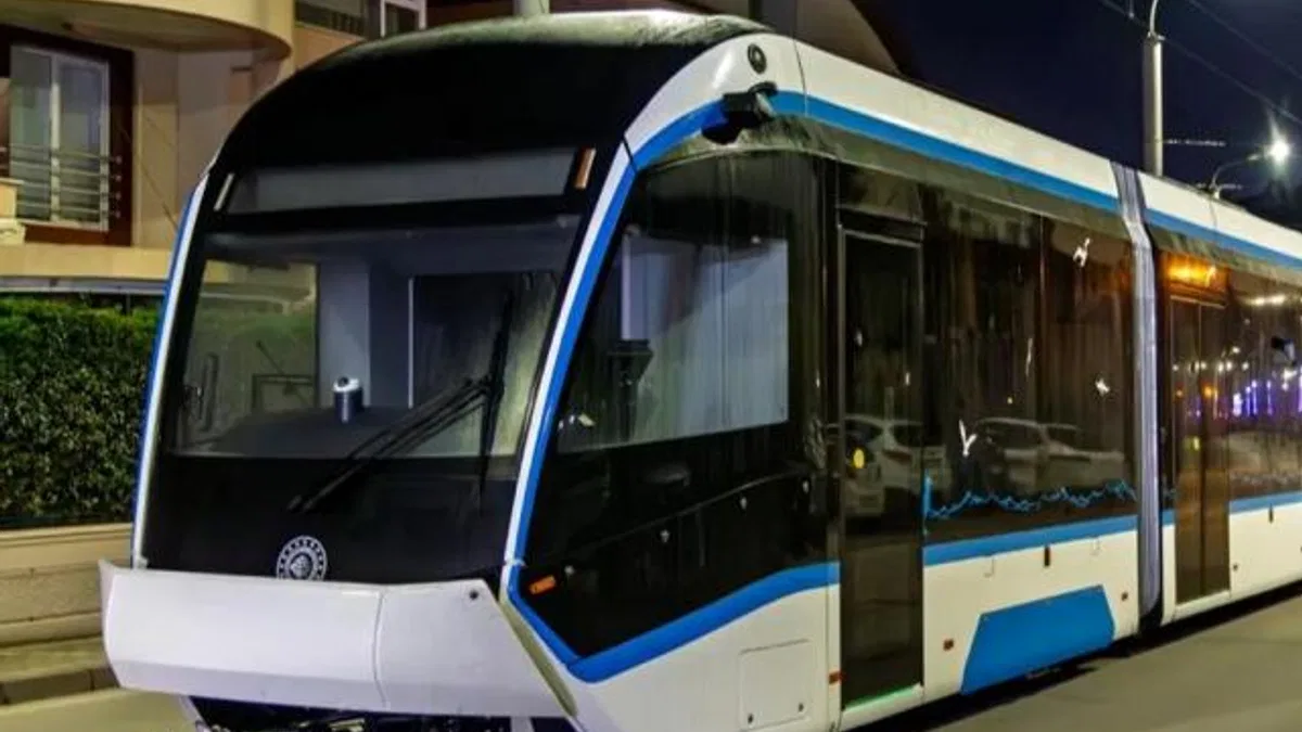 Kocaeli'de raylı sistem güçleniyor... 5 tramvayın ilki raya indi