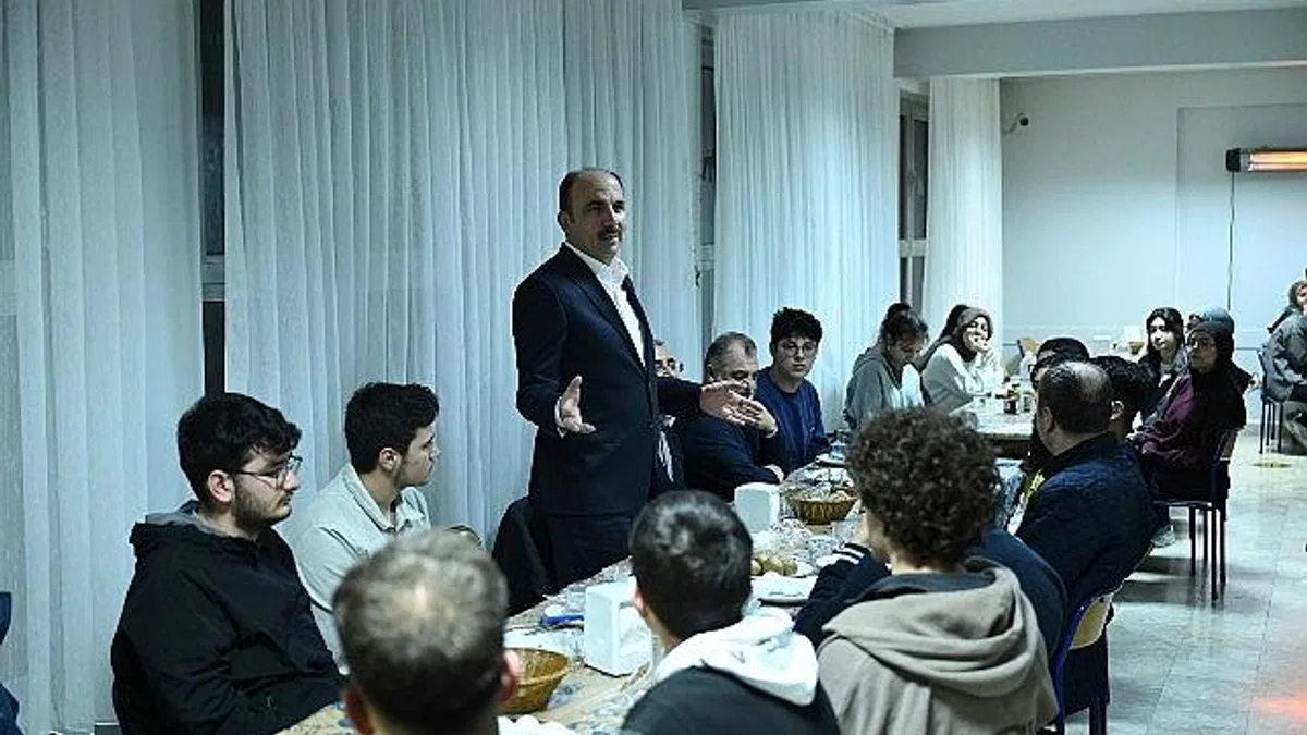 Başkan Altay Yatılı Eğitim Alan Lise Öğrencileriyle Sahurda Buluştu
