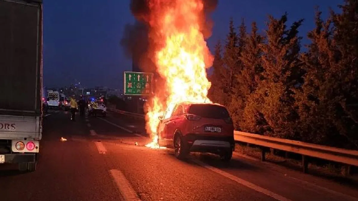İstanbul TEM Otoyolu'nda araç yangını
