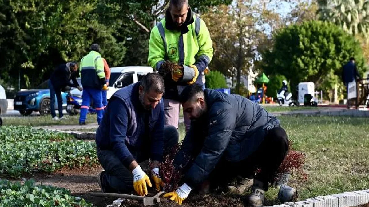 Antalya Muratpaşa'da Trafik Parkı çiçek bahçesine dönüştü