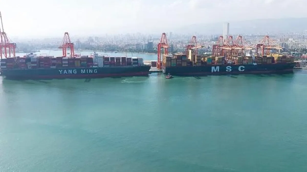 Mersin'in yeni terminali 400 metrelik mega gemiyi karşıladı