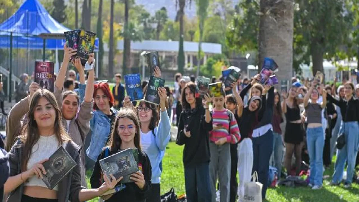 Edebiyat dünyasının kalbi İzmir Kültürpark’ta attı