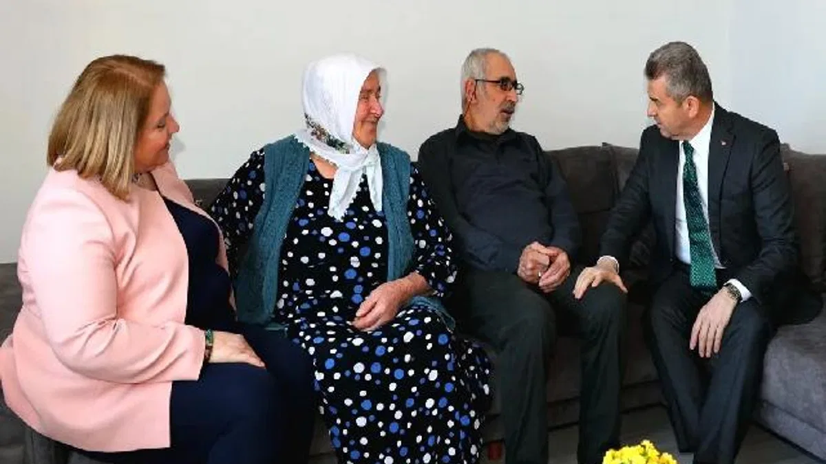 Artvin Valisi Ergün'den evlilikte 50'nci yılını kutlayan çifte ziyaret