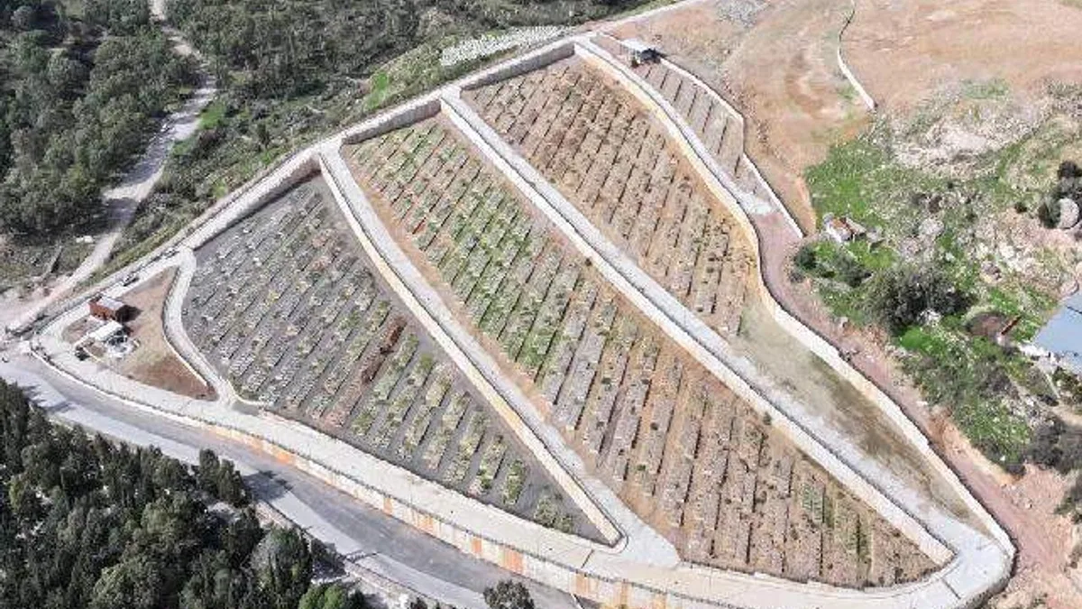 İzmir'de 'çift katlı' mezarlık!