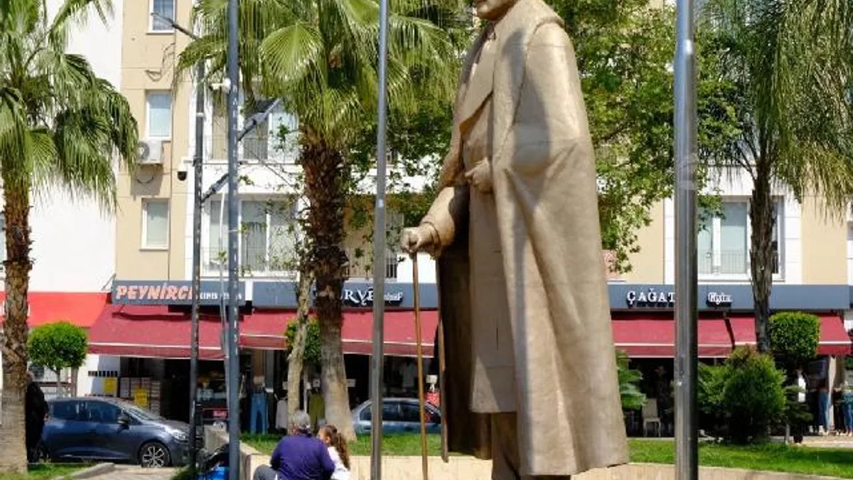 İzmir'de Narlıdere Belediyesi, Atatürk anıtı’nı bakıma aldı