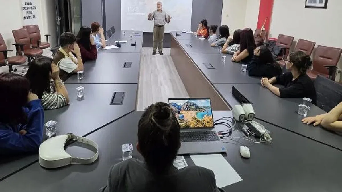 Gazeteci Özke gençlerle şiir üzerine buluştu