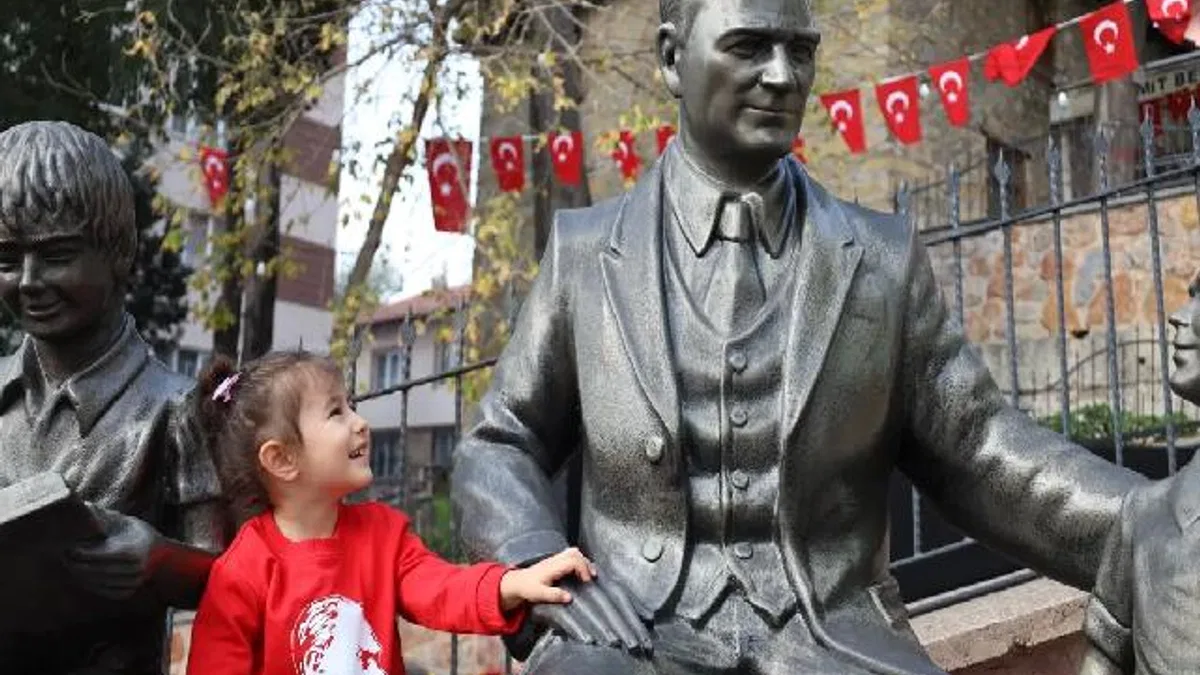 Kocaeli İzmit'te minik yüreklerden Ata’ya sevgi dolu anma