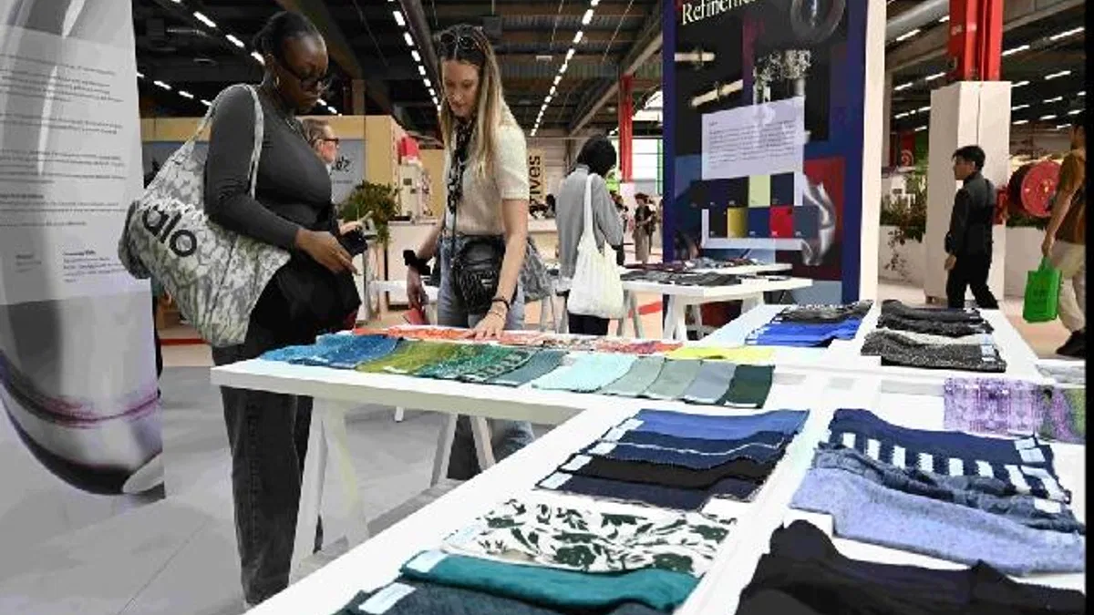 Bursa kumaşları Paris’te genç tasarımcılarla küresel vitrinlerde parladı