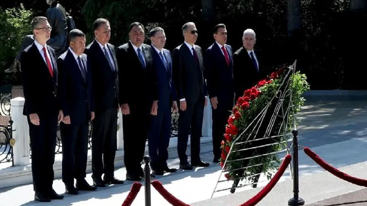 Bakan Yerlikaya'dan Bakü'de Aliyev’in kabrine ziyaret
