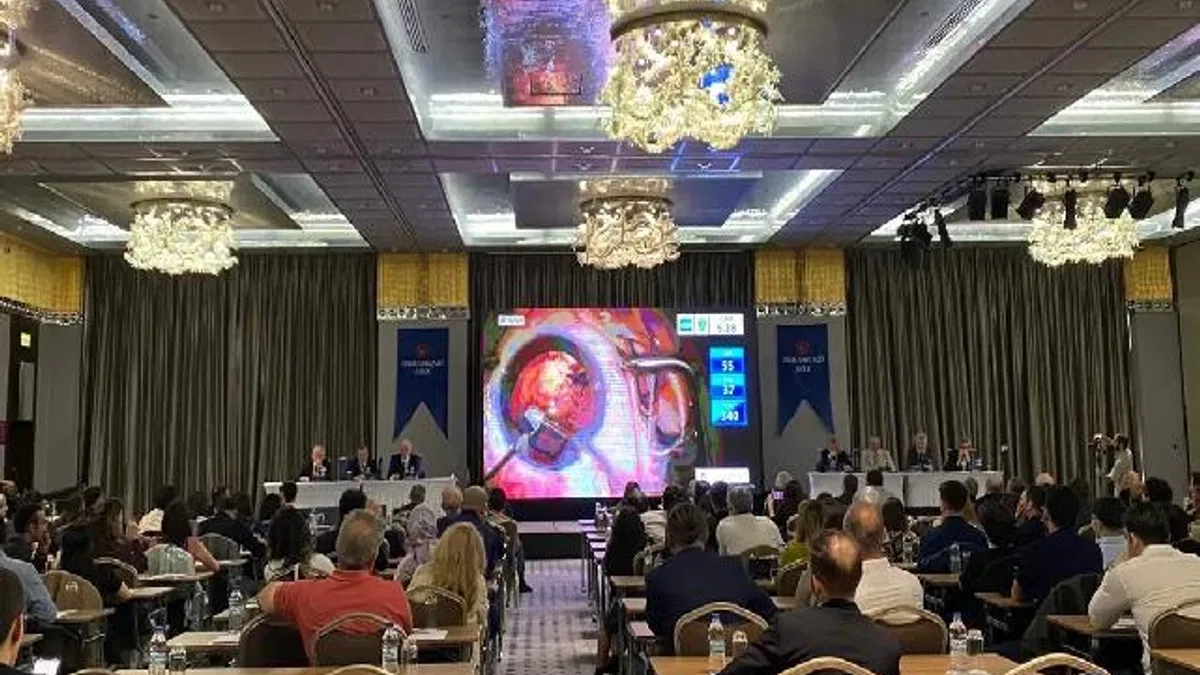 Bursa'da göz cerrahlarından canlı ameliyat
