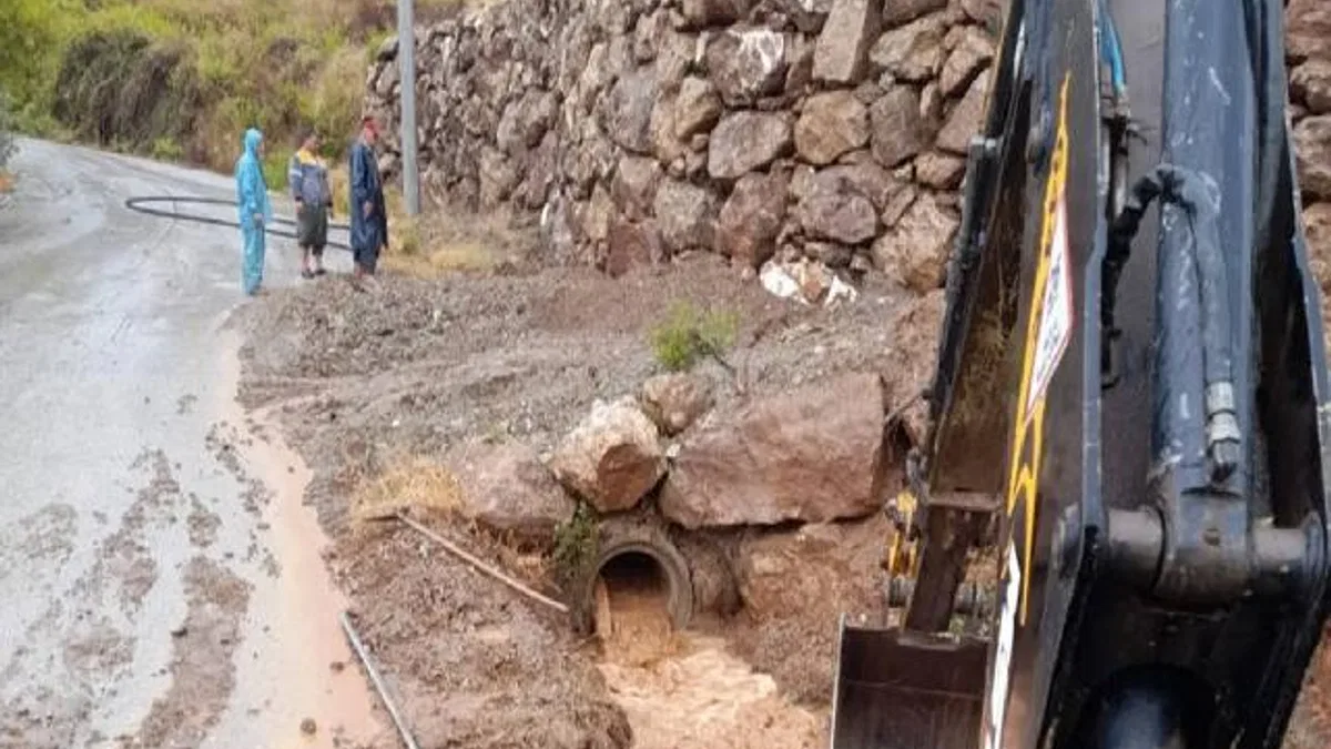 Antalya Büyükşehir yağışta da görevde