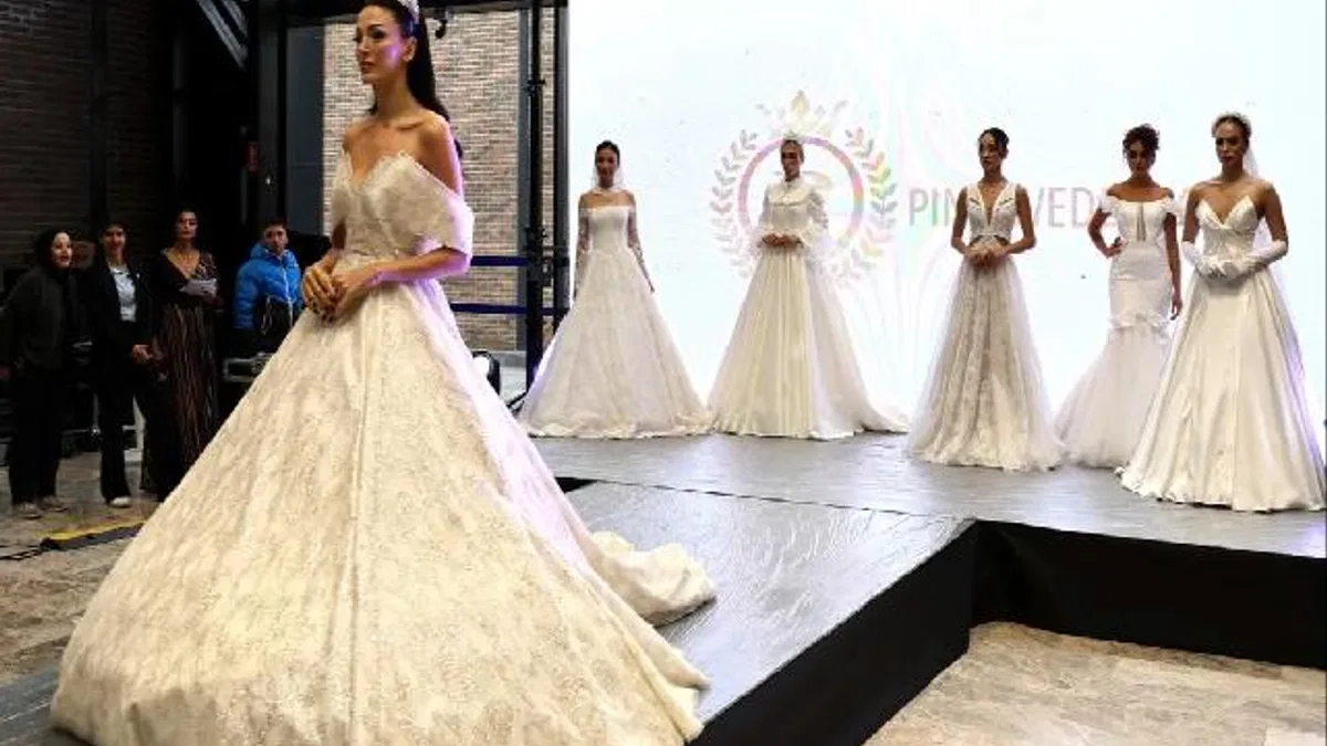 Kocaeli 3. Evlilik Fuarı'nda gelinlik ve bindallılar sahneye çıktı