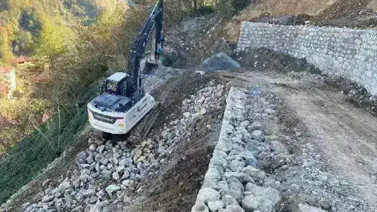 Trabzon’da taş duvar çalışmaları sürüyor