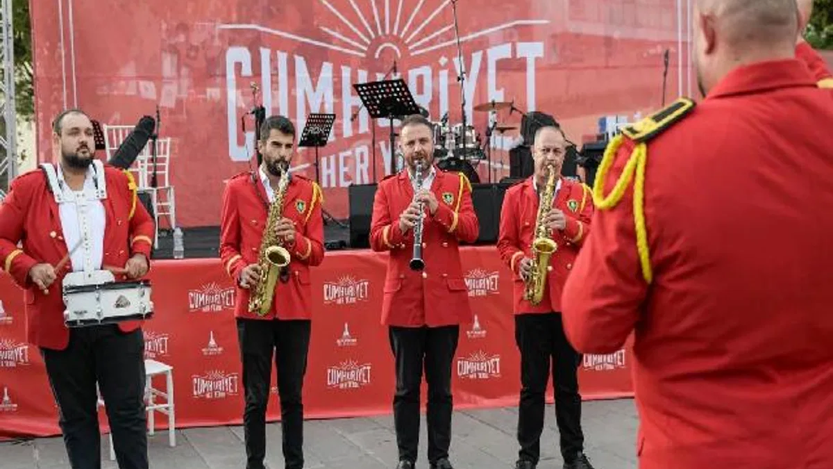İzmir’de Cumhuriyet coşkusu başladı