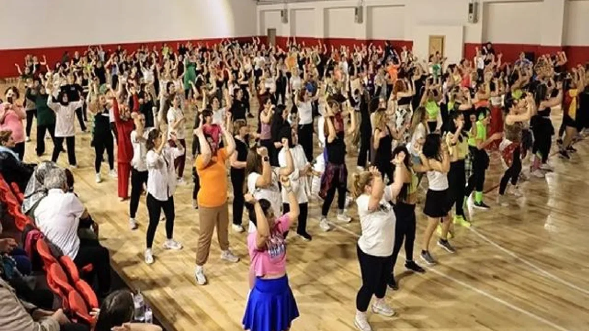 350 kadın kursiyer Dünya Dans Günü’nde zumba gösterisi yaptı