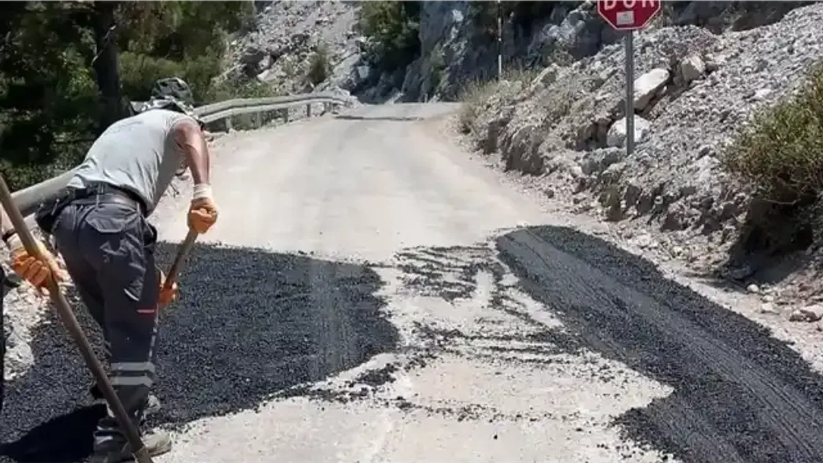Alanya’da kırsal mahalle yollarına yaz bakımı