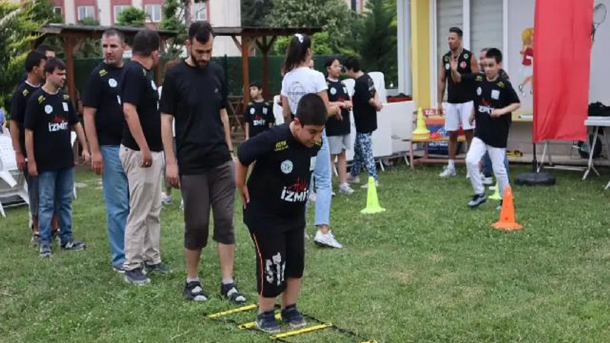 Kocaeli İzmit'te otizmli bireyler sahada kalplere dokundu