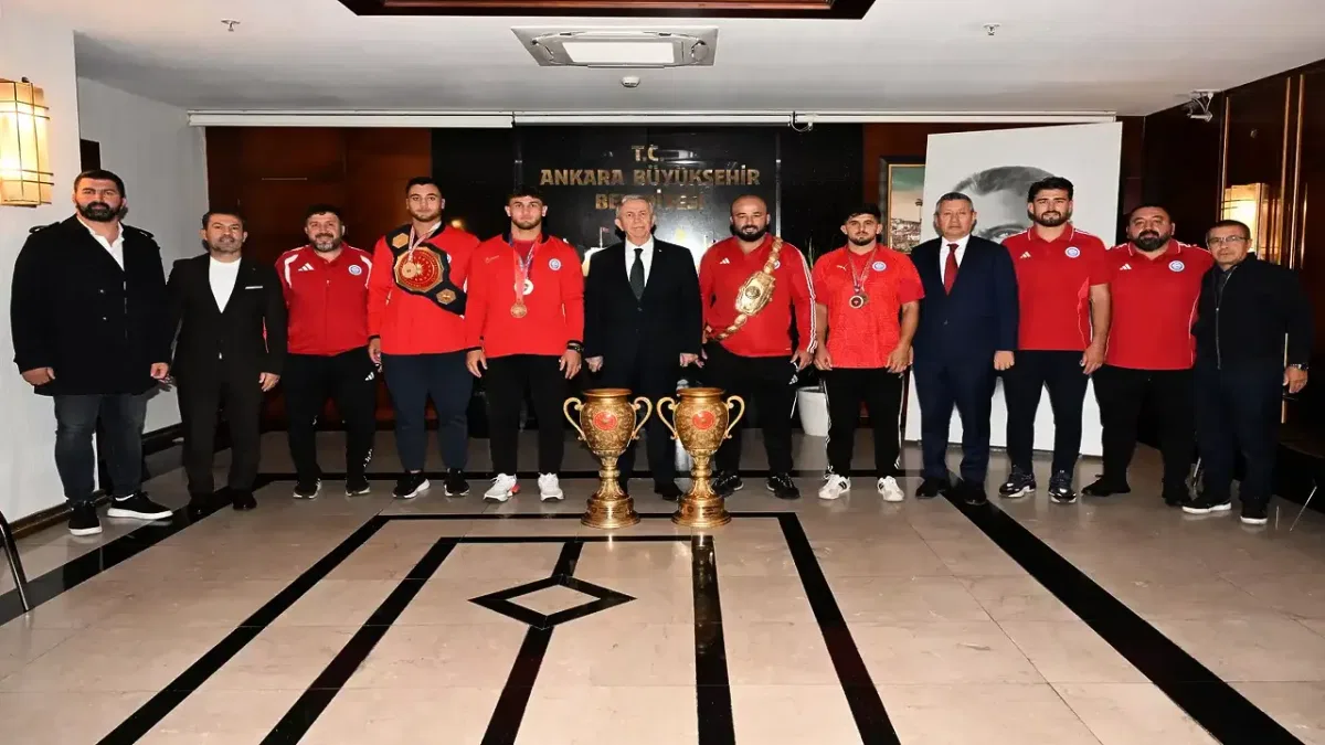Mansur Yavaş, başarılı güreşçileri tebrik etti