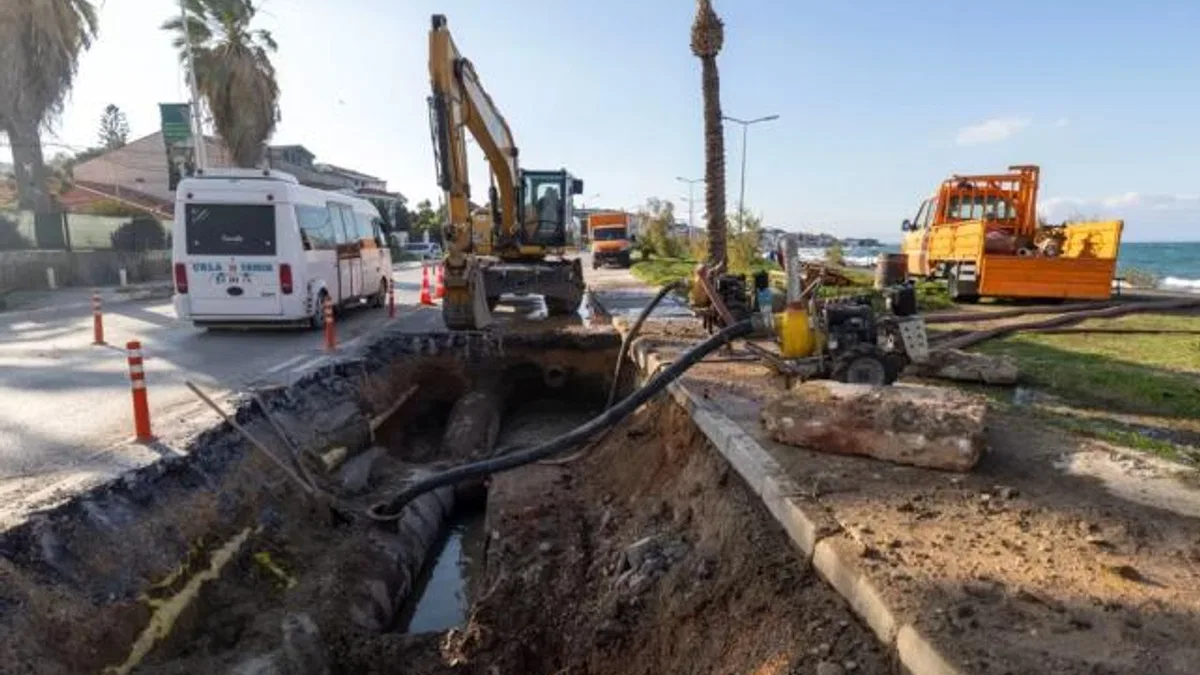 İzmir Mithatpaşa'da ana boru arızası için İZSU seferber oldu