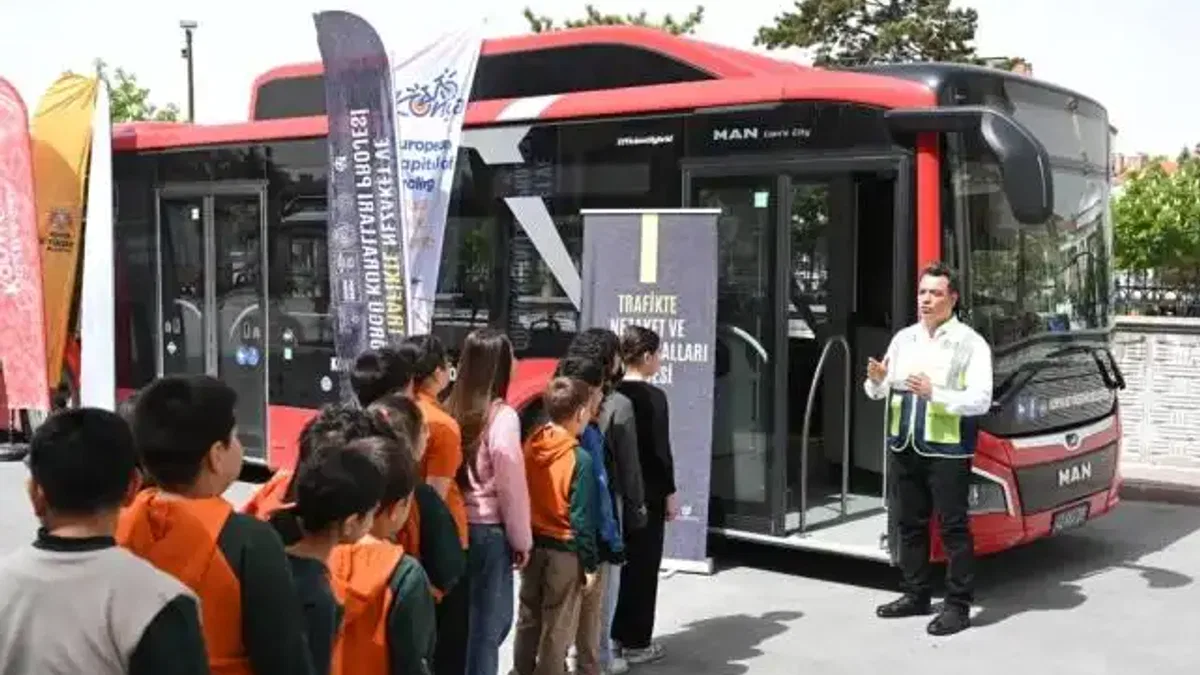 Konya’daki öğrenciler “Nezaket Otobüsü” ile öğreniyor