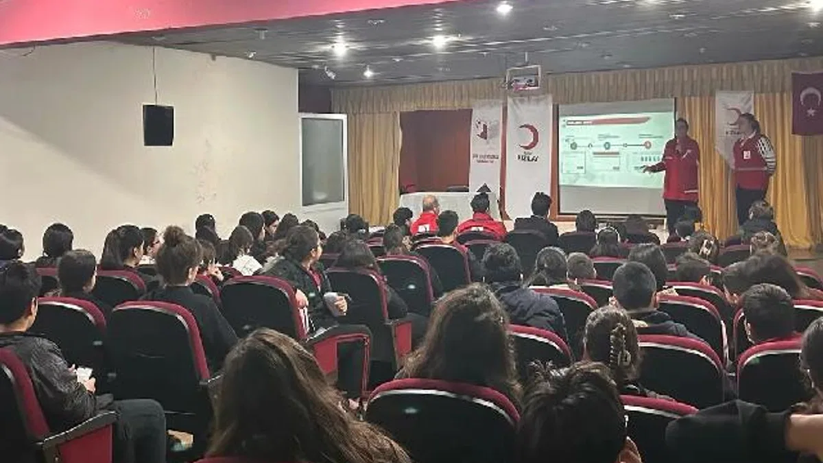 Türk Kızılay Karabağlar'da 120 öğrencinin yüzünü güldürdü