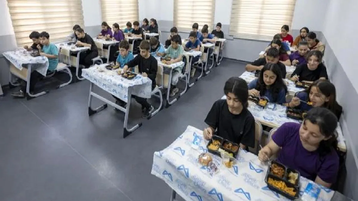 Mersin'de öğrencilere hem eğitim hem sıcak yemek desteği