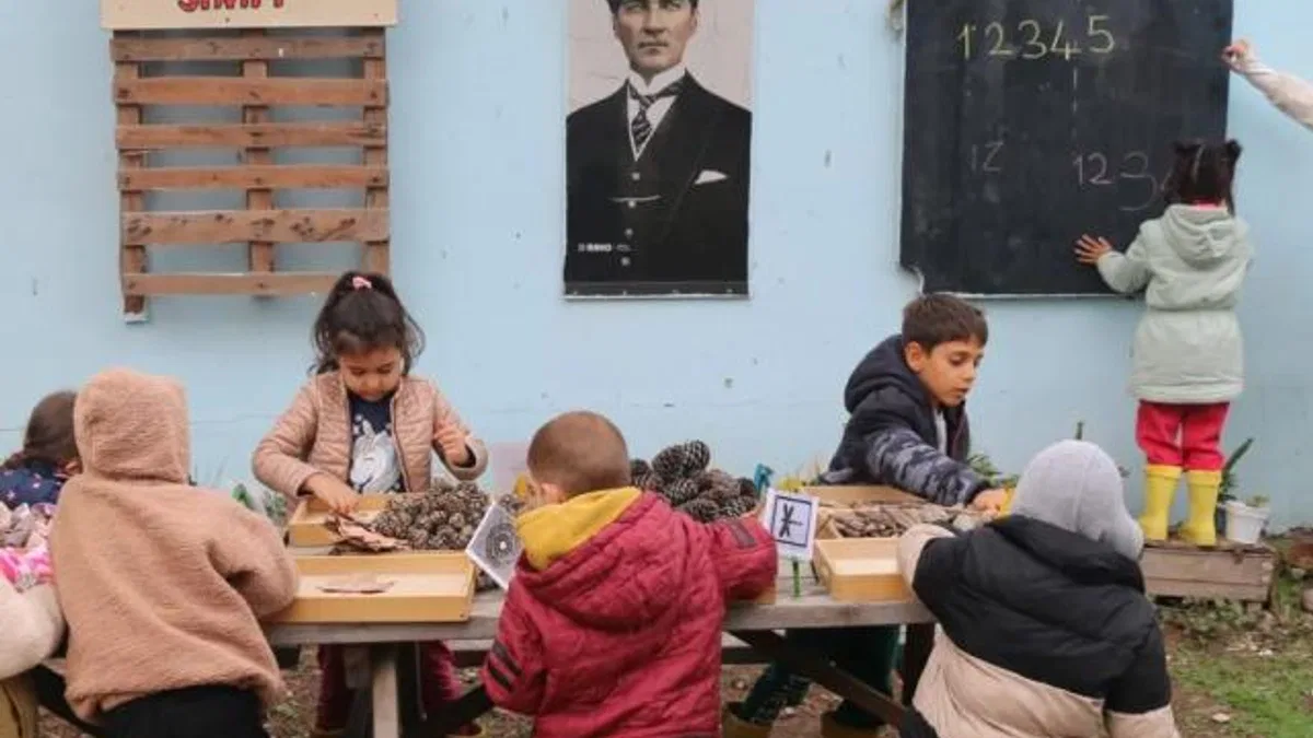 Adana'da okulun atıl bahçesinde 'açık hava' ders