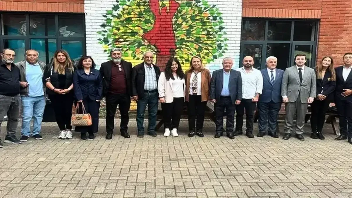 Semra Dinçer Londra'da CHP üyeleriyle bir araya geldi