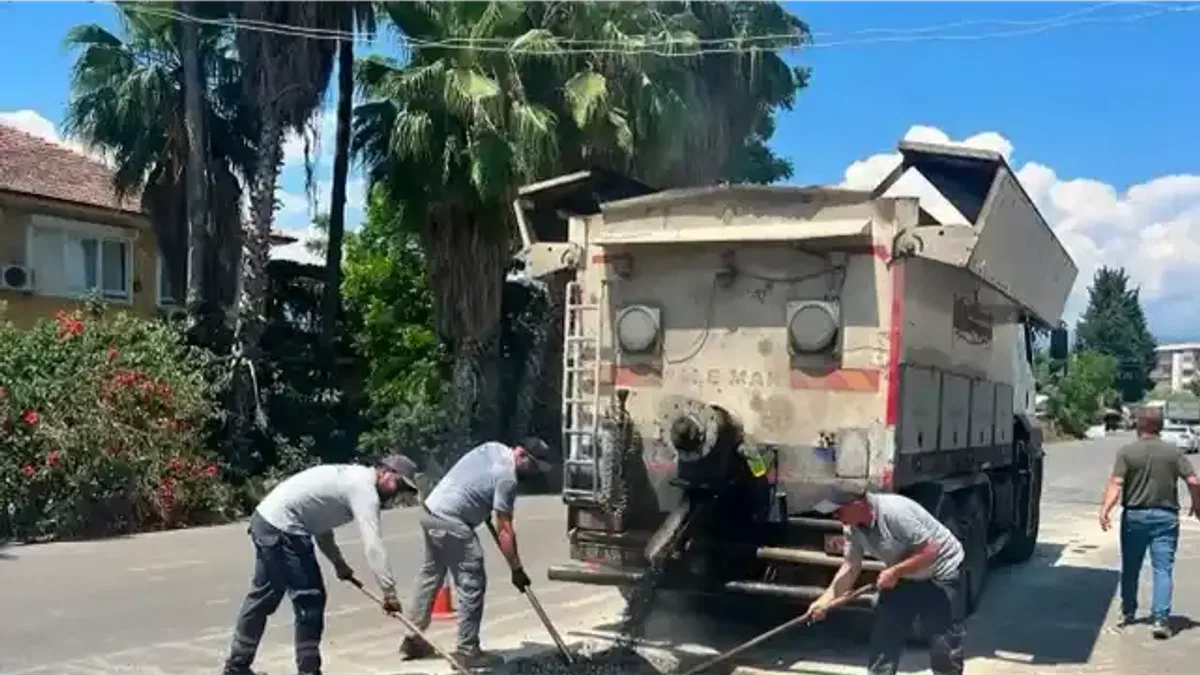Antalya Finike'de yollar yenileniyor bordürler boyanıyor