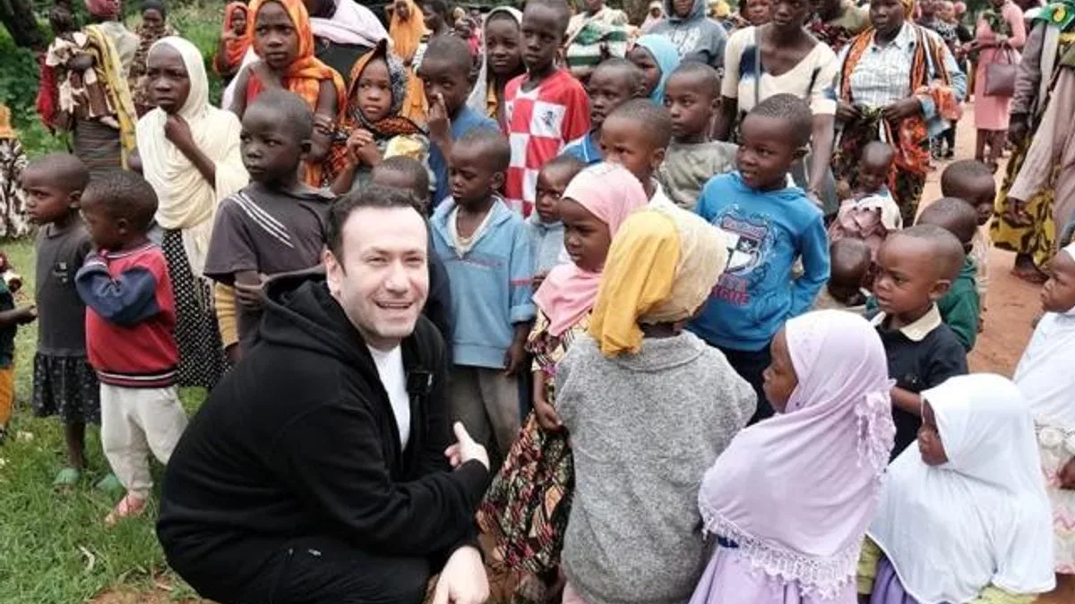 Ünlü iletişimci Özgür Aras'tan Afrika’ya umut taşıyan yolculuk