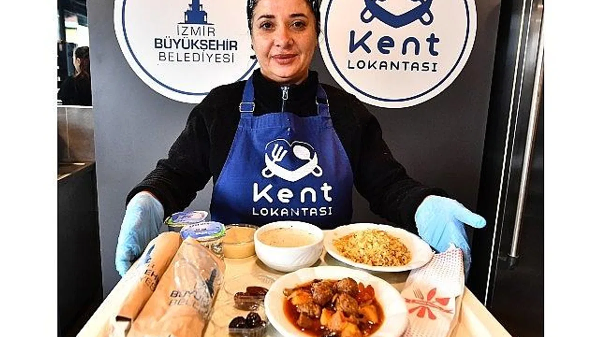 İzmir'de "Askıda Yemek" dayanışması sürüyor